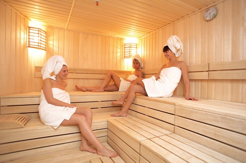 Die Sauna ist ein öffentlicher Ort, an dem man sich mit Onychomykose infizieren kann. 