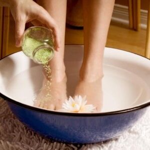 Während einer Pilzbehandlung ist es notwendig, die Füße häufig zu waschen. 