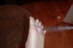 Sprühbehandlung des vom Pilz betroffenen Fußes